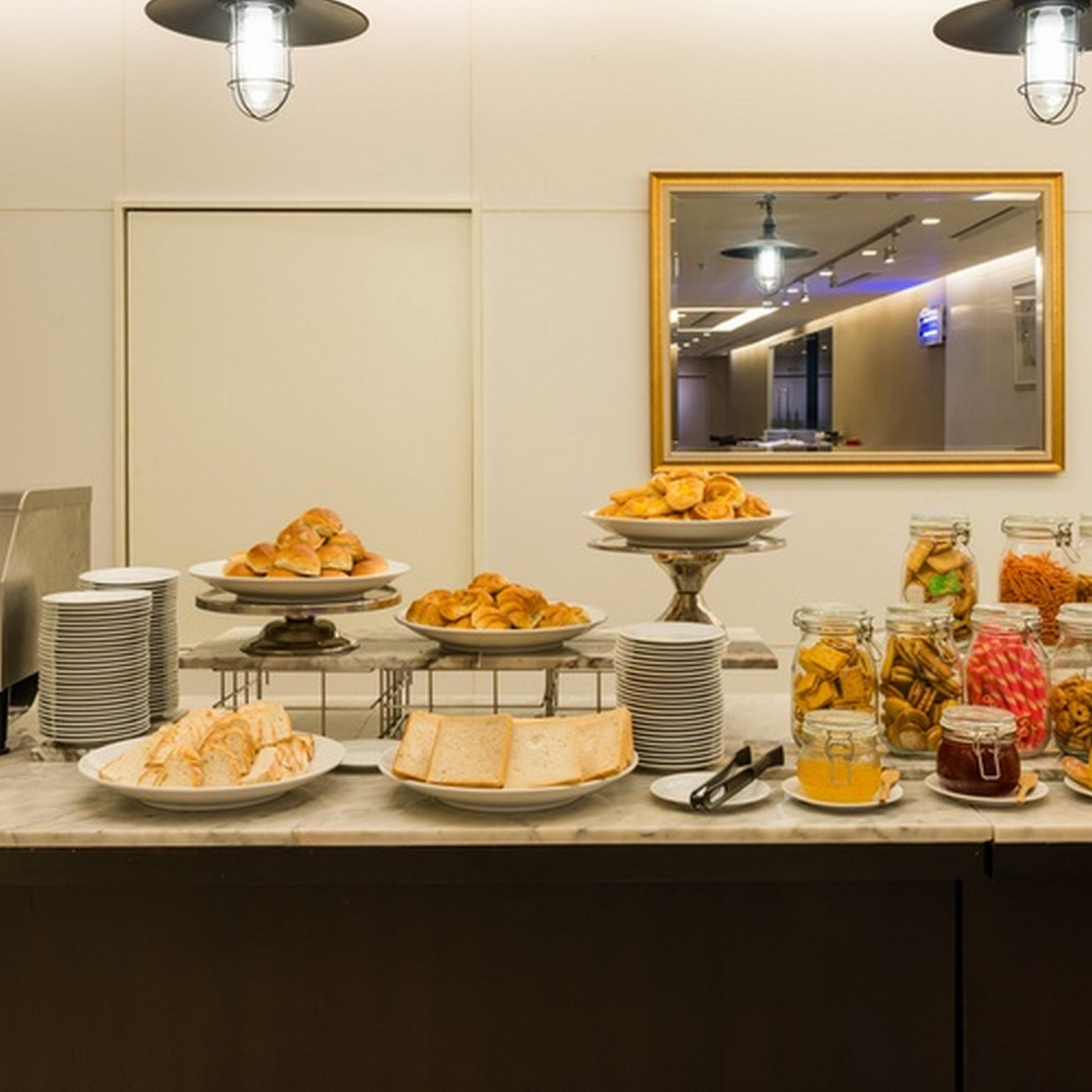 茉莉花豪华公寓-Sha认证 曼谷 外观 照片 A buffet at a hotel