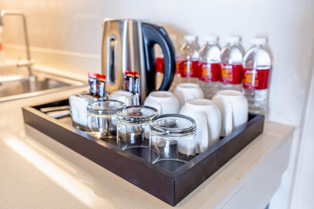 茉莉花豪华公寓-Sha认证 曼谷 外观 照片 A kettle and bottled water in a hotel room