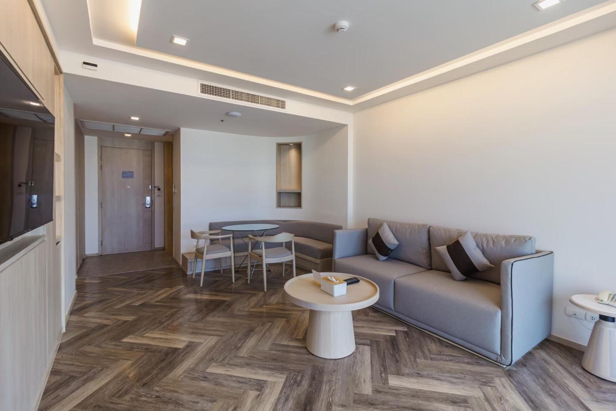 茉莉花豪华公寓-Sha认证 曼谷 外观 照片 A living room in a suite at the hotel
