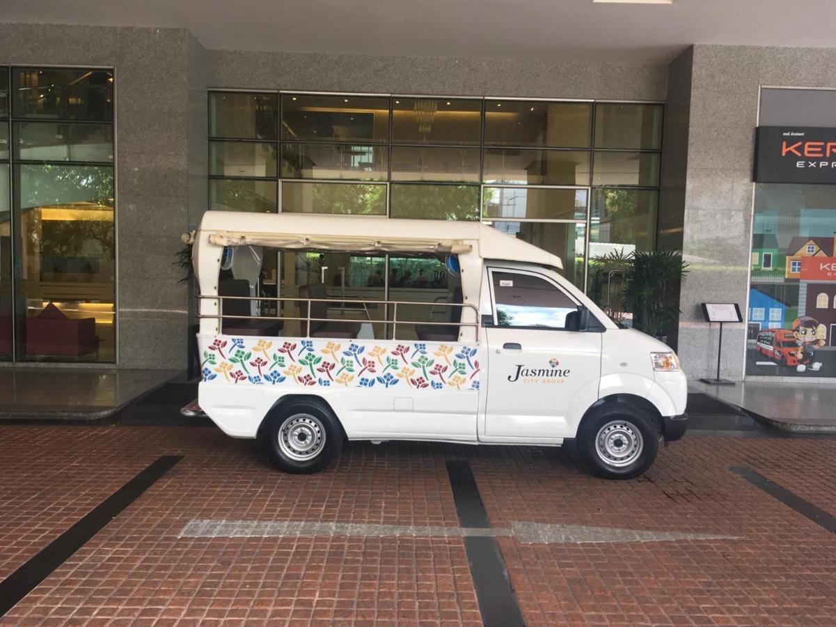 茉莉花豪华公寓-Sha认证 曼谷 外观 照片 A J-Bus at the entrance of the hotel